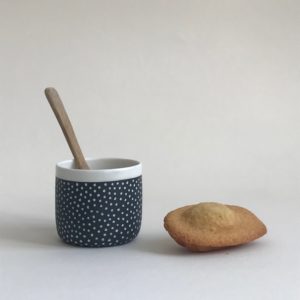 Tasse, porcelaine, sgraffito, engobe, noir et blanc, ateliers d'art de France, métiers d'art, Hauts de France, Arras