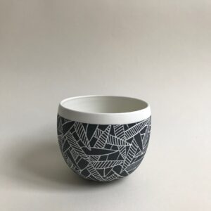 cache-pot, porcelaine, sgraffito, engobe, noir et blanc, ateliers d'art de France, métiers d'art, Hauts de France, Arras